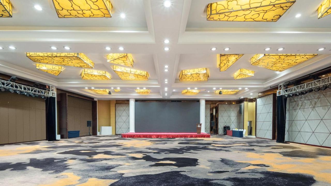 Holiday Inn Shijiazhuang Central By Ihg Exterior photo